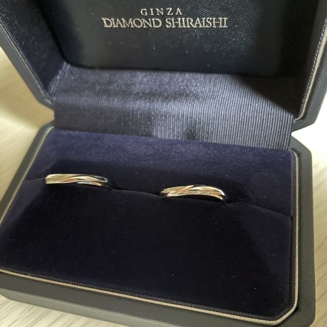 【銀座ダイヤモンドシライシの口コミ】 指輪のデザインは華奢な細いリングと今回購入したリングで悩みました。
細…