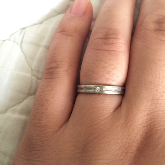 【アイプリモ(I-PRIMO)の口コミ】 シンプルな物を探していました。
ダイヤがあまり目立たずさり気ない感じで…