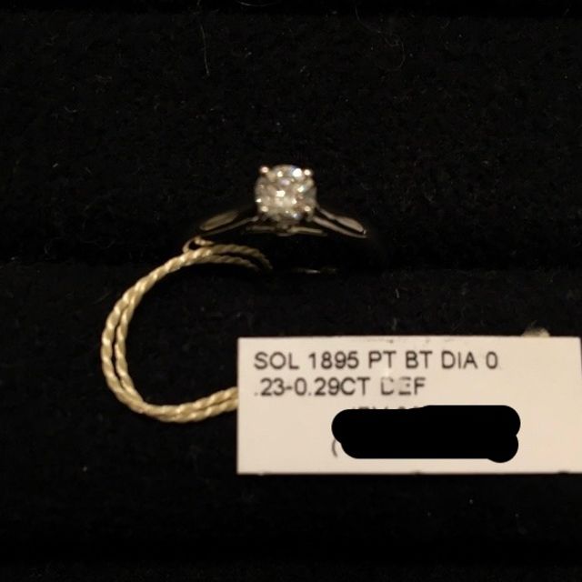 【カルティエ(Cartier)の口コミ】 カルティエで1番定番の1895という名前のソリティアリング。シャープな印象…