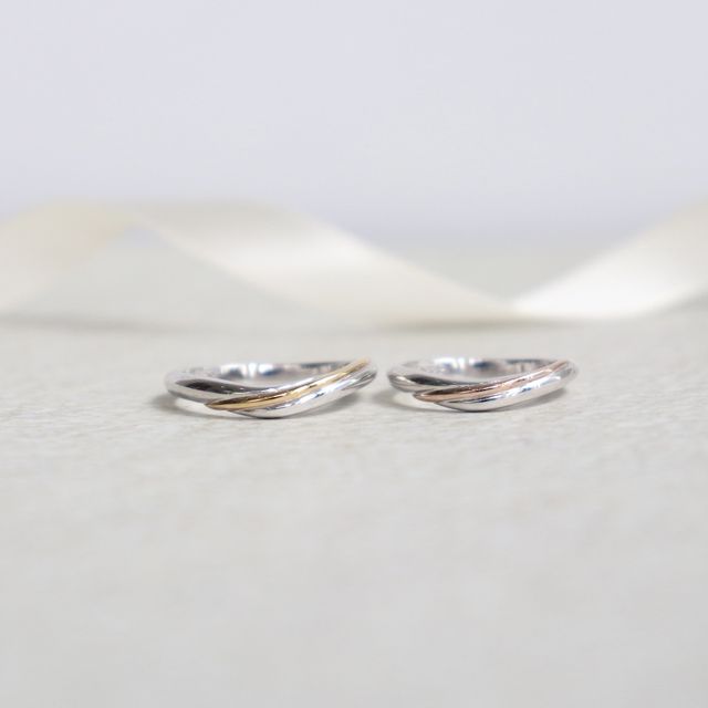 【鶴(mikoto)の口コミ】 1つの指輪の中に2色入っているのがとても気に入っています。私は今まで2色…