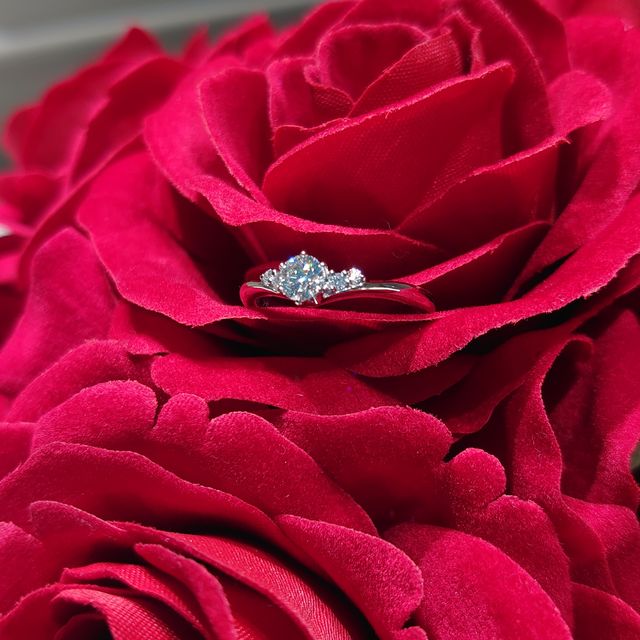 【ラザール ダイヤモンド(LAZARE DIAMOND)の口コミ】 他店でもラザールダイヤモンドさんでも色々な指輪をはめましたが、このロ…