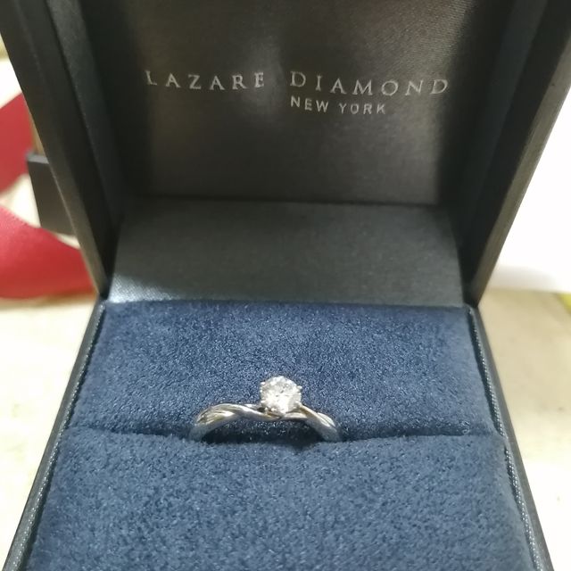 【ラザール ダイヤモンド(LAZARE DIAMOND)の口コミ】 シンプルなものにしようと考えていましたが、つけてみると少しウェーブが…