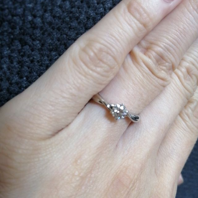 【ラザール ダイヤモンド(LAZARE DIAMOND)の口コミ】 シンプルなものにしようと考えていましたが、つけてみると少しウェーブが…