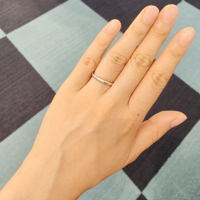 【銀座ダイヤモンドシライシの口コミ】 シンプルでありながら、少し個性のあるデザインの指輪を探していました。…