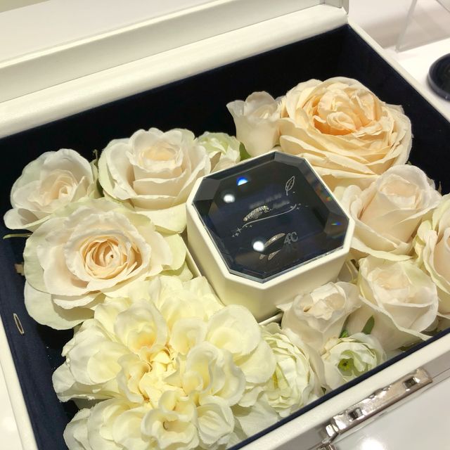 【4℃ BRIDAL(ヨンドシーブライダル)の口コミ】 新郎新婦ともに指が細く、ゴツゴツした個性的なデザインは似合いそうにな…