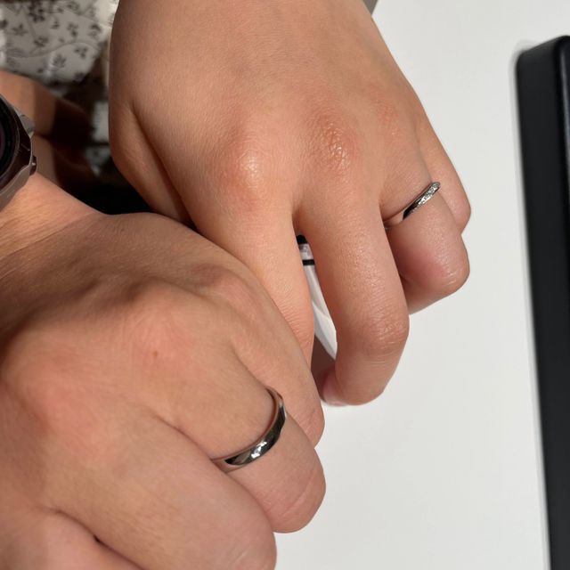 【ラザール ダイヤモンド(LAZARE DIAMOND)の口コミ】 ダイヤモンドが半円を描くようにぐるりと付着しており、自分から見ても、…