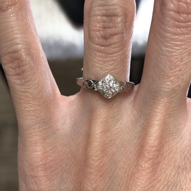 【シャネル(CHANEL)の口コミ】 憧れのシャネルの指輪ですごく素敵です。
リングの部分がシャネルらしく真…