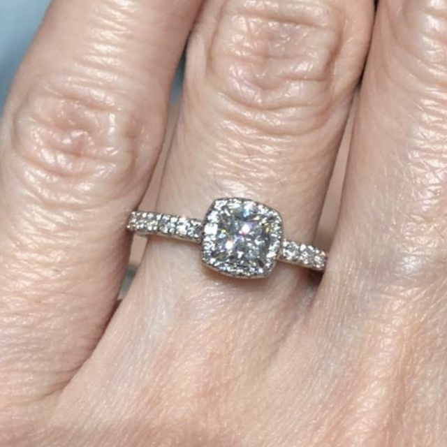 【エクセルコダイヤモンド(EXELCO DIAMOND)の口コミ】 普通はダイヤモンドは丸だと思いますが四角い形に一目惚れしました。
ダイ…