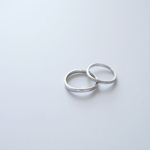 【俄(にわか)の口コミ】 指輪を購入する上で、私たちは飽きの来ないシンプルなデザインのものにし…