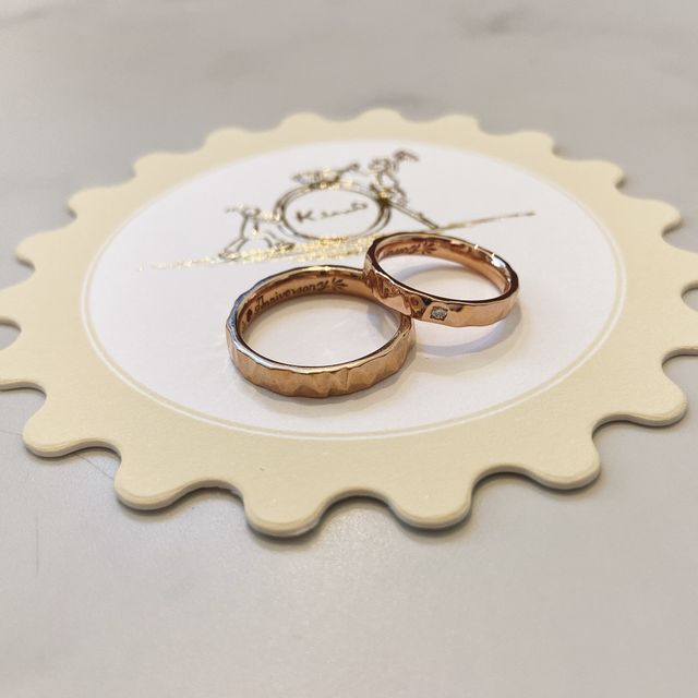【ケイウノ ブライダル(K.UNO BRIDAL)の口コミ】 結婚10周年を記念して結婚指輪を新調しました。槌目デザインのものがよく…