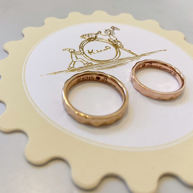 【ケイウノ ブライダル(K.UNO BRIDAL)の口コミ】 結婚10周年を記念して結婚指輪を新調しました。槌目デザインのものがよく…