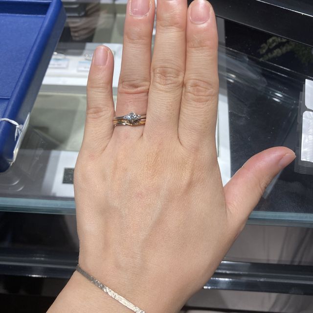 【銀座ダイヤモンドシライシの口コミ】 ペアリングのパイオニアということで、種類豊富で婚約指輪に合ったペアリ…