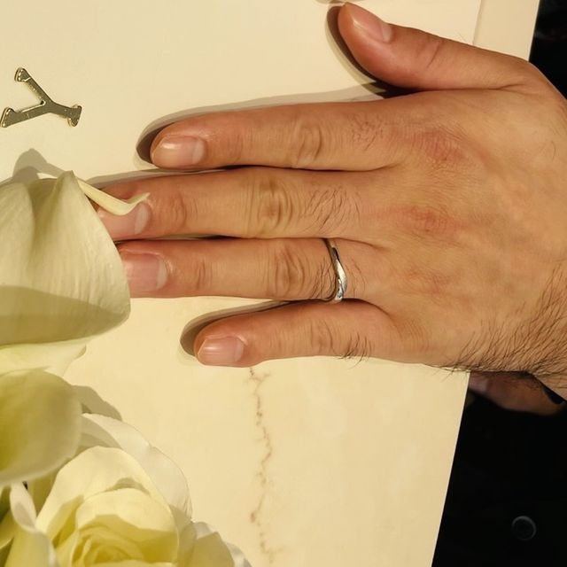 【アイプリモ(I-PRIMO)の口コミ】 2人で話し合い、デザインを重視して決めました。光沢感と少しザラついてい…