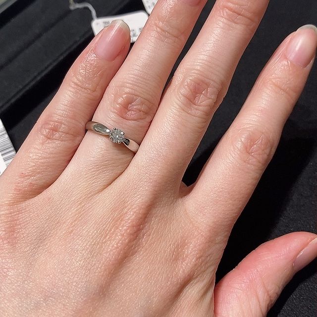 【ティファニー(Tiffany & Co.)の口コミ】 ハーモニーという名前の指輪で可愛らしい雰囲気のデザインです。台座が低…