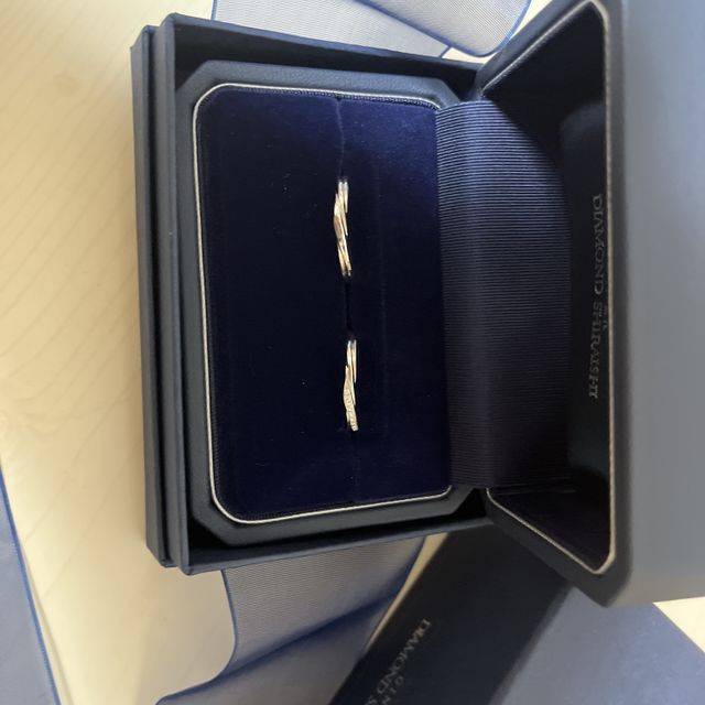 【銀座ダイヤモンドシライシの口コミ】 ねじれているデザインが可愛くて決めました
私の方の指輪はキラキラしてい…