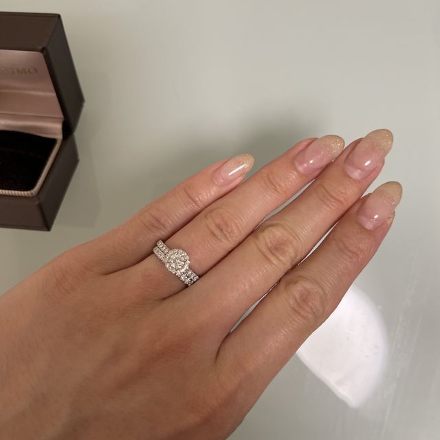 【アイプリモ(I-PRIMO)の口コミ】 ダイヤをぐるっと囲んでいるクズダイヤのおかげで、中央のダイヤの1.5倍ほ…