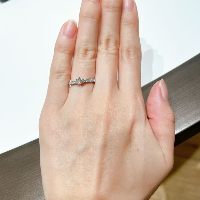 【ラザール ダイヤモンド(LAZARE DIAMOND)の口コミ】 ソリティアタイプのものは持っている人が多いので、華やかなパヴェタイプ…