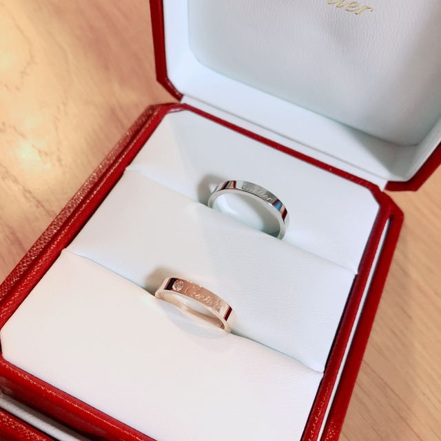 【カルティエ(Cartier)の口コミ】 カルティエのロゴと、女性用のものはピンクゴールドの太めのリングでダイ…