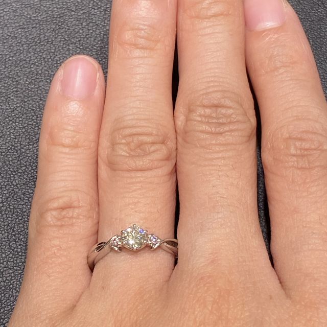 【ジュエリー東京の口コミ】 婚約指輪は絶対にプラチナが良かったのでシルバーリングを見ていました。…
