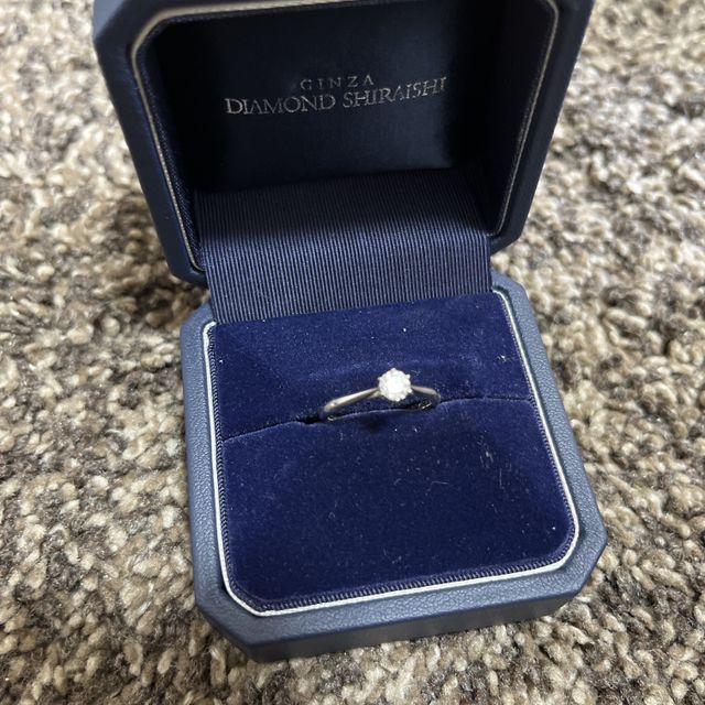 【銀座ダイヤモンドシライシの口コミ】 ダイアモンドが目立つようなデザインになっており、リングの部分もシンプ…