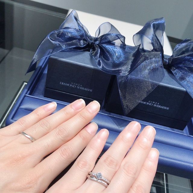 【銀座ダイヤモンドシライシの口コミ】 初めは、もう少し幅の広いストレートのデザインで探していました。
気にな…