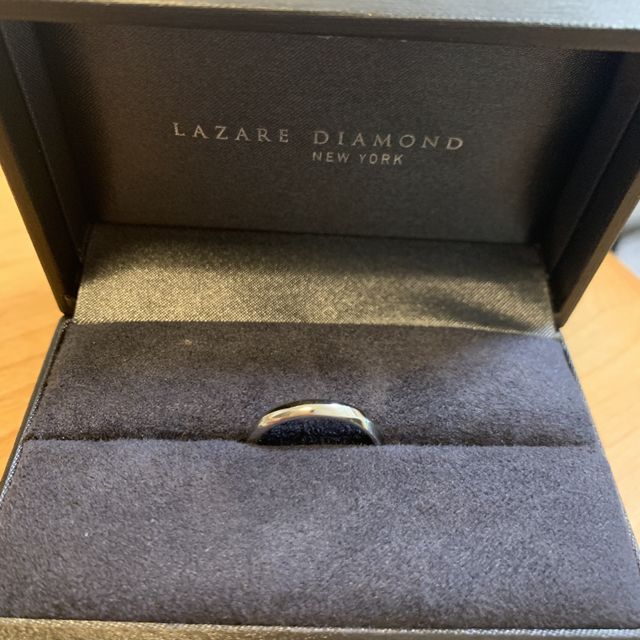 【ラザール ダイヤモンド(LAZARE DIAMOND)の口コミ】 妻が気に入った指輪に合わせて購入しました。男性の指輪も比較的複数のデ…