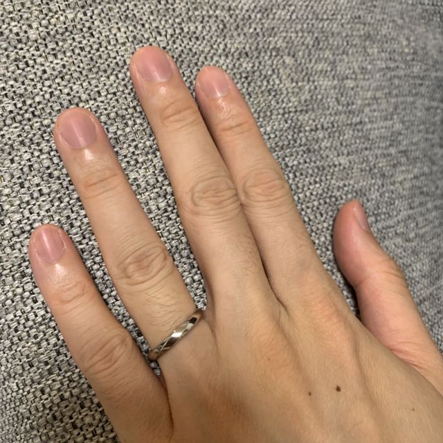 【ラザール ダイヤモンド(LAZARE DIAMOND)の口コミ】 妻が気に入った指輪に合わせて購入しました。男性の指輪も比較的複数のデ…
