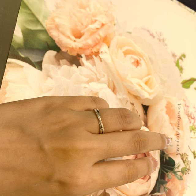 【ヴァンドーム青山(VENDOME AOYAMA)の口コミ】 プラチナのラインとダイヤの入ったラインがクロスしたデザインで、珍しい…