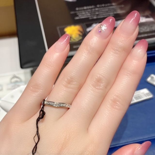 【エクセルコダイヤモンド(EXELCO DIAMOND)の口コミ】 中央がややカーブがかっており指が綺麗に見えます。
レール留めのタイプな…