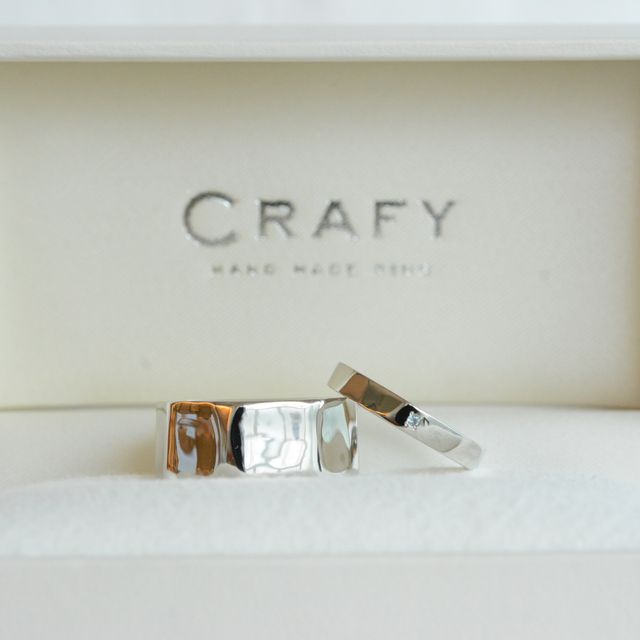 【CRAFY(クラフィ)の口コミ】 こだわりが強い2人だったので
指輪のデザイン、石の数、名前の場所など自…