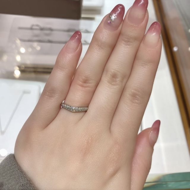 【ブルガリ(BVLGARI)の口コミ】 エレガントなデザインで年齢を重ねても違和感なく付けられそうだと思いま…