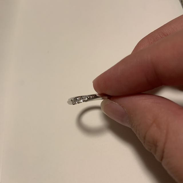 【銀座ダイヤモンドシライシの口コミ】 デザインですぐに一目惚れで決めました。元々ウェーブで石の入ったものを…