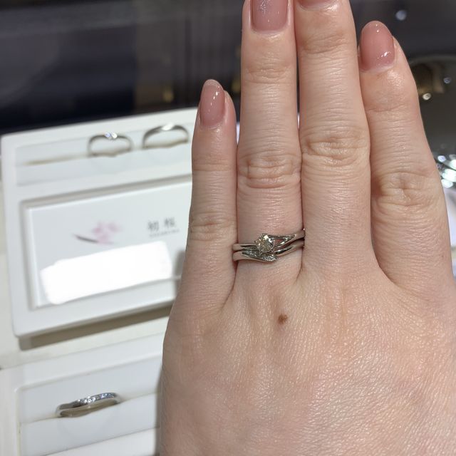 【俄(にわか)の口コミ】 違和感なく重ね付けが出来るところがいいなと思いました。結婚指輪、婚約…