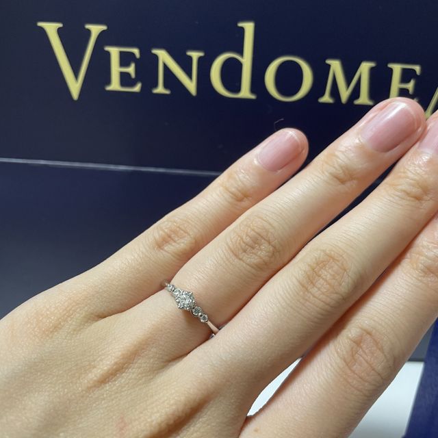 【ヴァンドーム青山(VENDOME AOYAMA)の口コミ】 メレでサイドに二粒ずつあるので真ん中のダイヤモンド(0.2ctにしました)を…