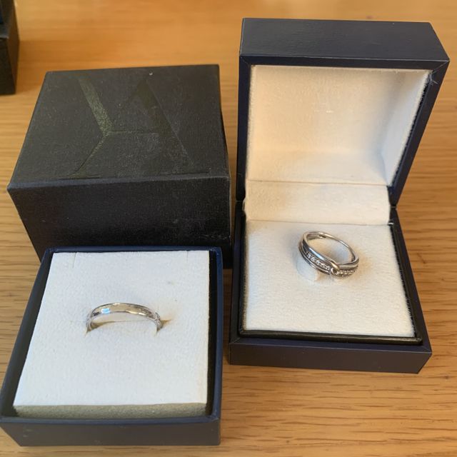 【ヴァンドーム青山(VENDOME AOYAMA)の口コミ】 持ってみるととても軽くてキラキラしているのに惹かれました。私の方は2ウ…