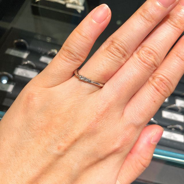 【エクセルコダイヤモンド(EXELCO DIAMOND)の口コミ】 ウェーブタイプなので指につけた時に曲線が綺麗に馴染みました。

ダイヤ…