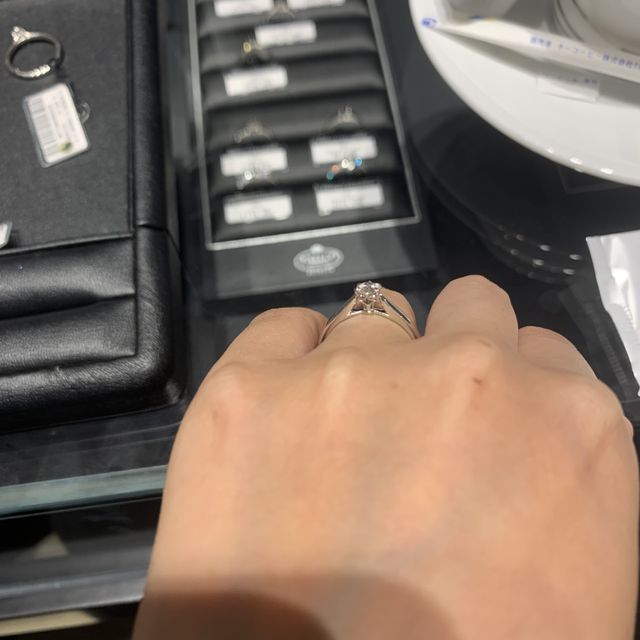 【エクセルコダイヤモンド(EXELCO DIAMOND)の口コミ】 アームも細く、ダイヤに向かってくびれているため、ダイヤの大きさを引き…