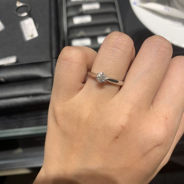 【エクセルコダイヤモンド(EXELCO DIAMOND)の口コミ】 アームも細く、ダイヤに向かってくびれているため、ダイヤの大きさを引き…