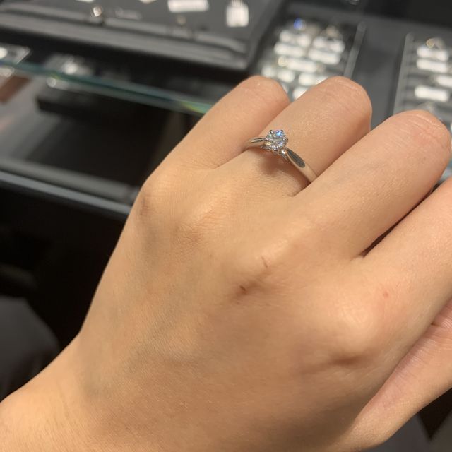 【エクセルコダイヤモンド(EXELCO DIAMOND)の口コミ】 アームも細く、ダイヤに向かってくびれているため、ダイヤの大きさを引き…