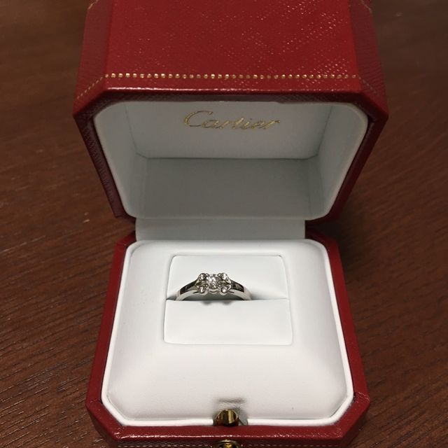 【カルティエ(Cartier)の口コミ】 婚約指輪を探して百貨店を巡っていたところ、たまたまショーケースに並べ…