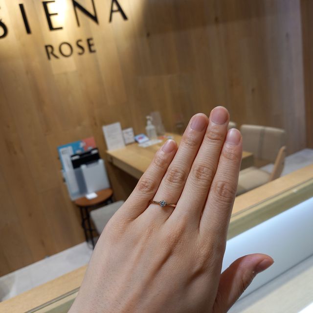 【SIENAROSE(シエナロゼ)の口コミ】 ロゼチナという素材でつくられているリングですので、ほんのりピンクがか…