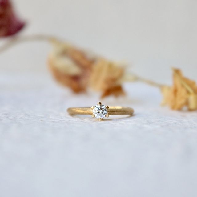 【鶴(mikoto)の口コミ】 リングがシンプルな分、ダイヤがより際立つように感じられていいなと思い…