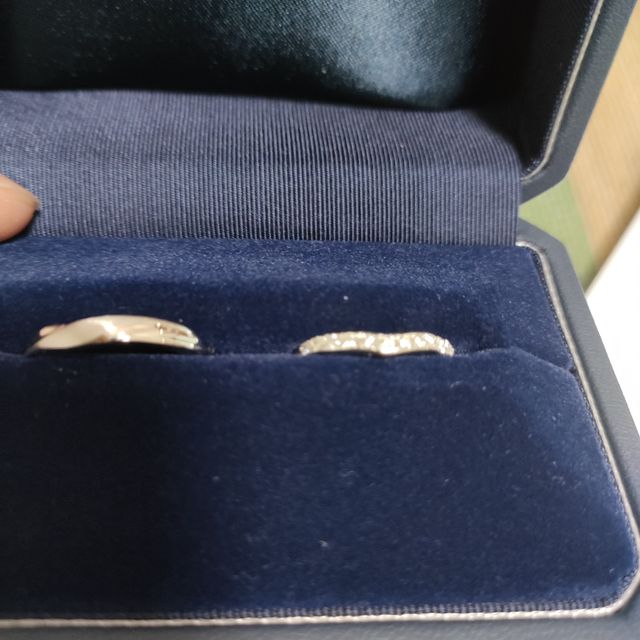 【銀座ダイヤモンドシライシの口コミ】 2人で相談し、指輪の着け心地、デザイン、付けてみた感じを色々と試しまし…