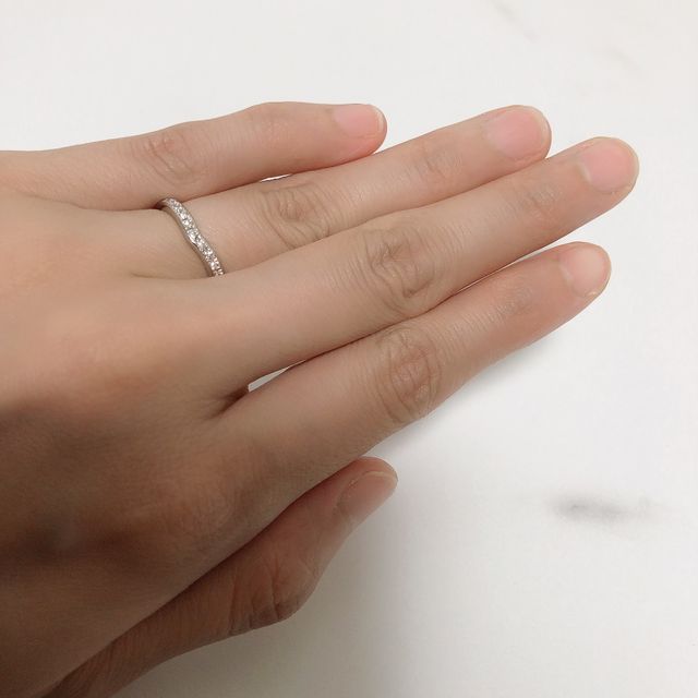 【銀座ダイヤモンドシライシの口コミ】 ・婚約指輪と合わせて着けた時のバランスとダイヤの組み合わせが良かった…