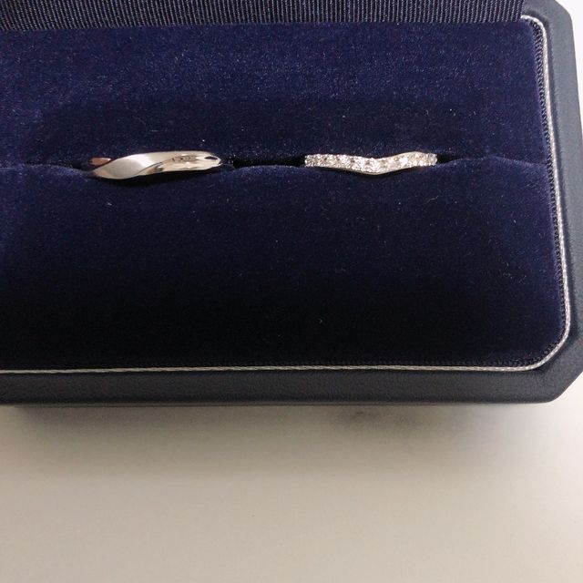 【銀座ダイヤモンドシライシの口コミ】 ・婚約指輪と合わせて着けた時のバランスとダイヤの組み合わせが良かった…