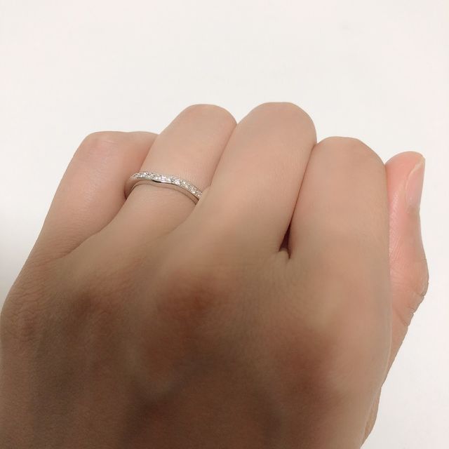 【銀座ダイヤモンドシライシの口コミ】 ・婚約指輪と合わせて着けた時のバランスとダイヤの組み合わせが良かった…