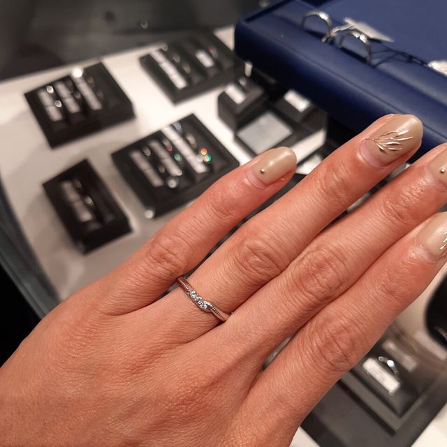 【エクセルコダイヤモンド(EXELCO DIAMOND)の口コミ】 ダイヤの輝き方がとてもよかったです。
真ん中にダイヤがあるため、キラキ…