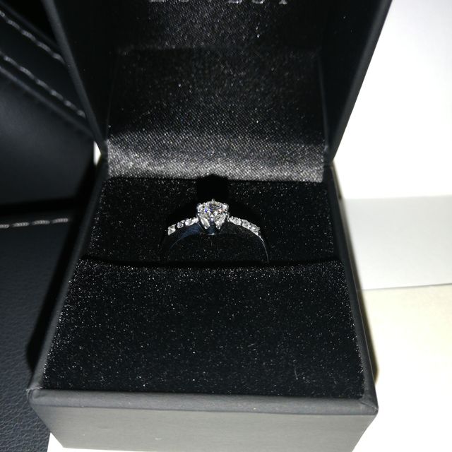 【LOVEST(ラヴェスト)の口コミ】 デザインが彼女のイメージととても合っており、ティアラのような少しエレ…