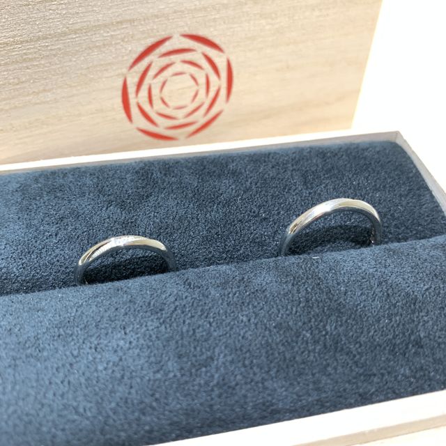 【出雲結(いずもゆい)の口コミ】 デザインがシンプルで、落ち着いた雰囲気の指輪が二人の控えめなイメージ…