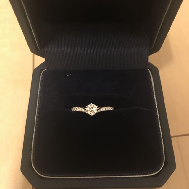 【銀座ダイヤモンドシライシの口コミ】 シンプルに見えつつもお洒落、綺麗であり華やかに見えたからです。指に装…